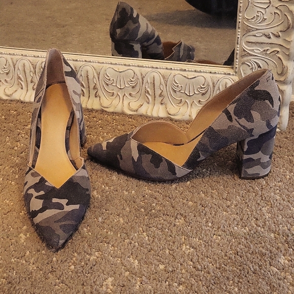 1. State Camo Pointed Toe Heels - Picture 1 of 8